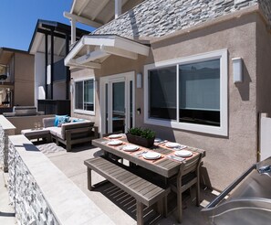 Outdoor Dining Table Can Comfortably Accommodate 8