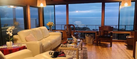 Oceanfront family room is very comfy!