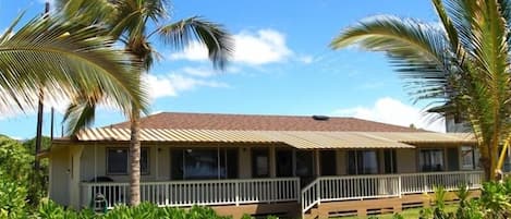 Beach Front "Hale Lokahi"