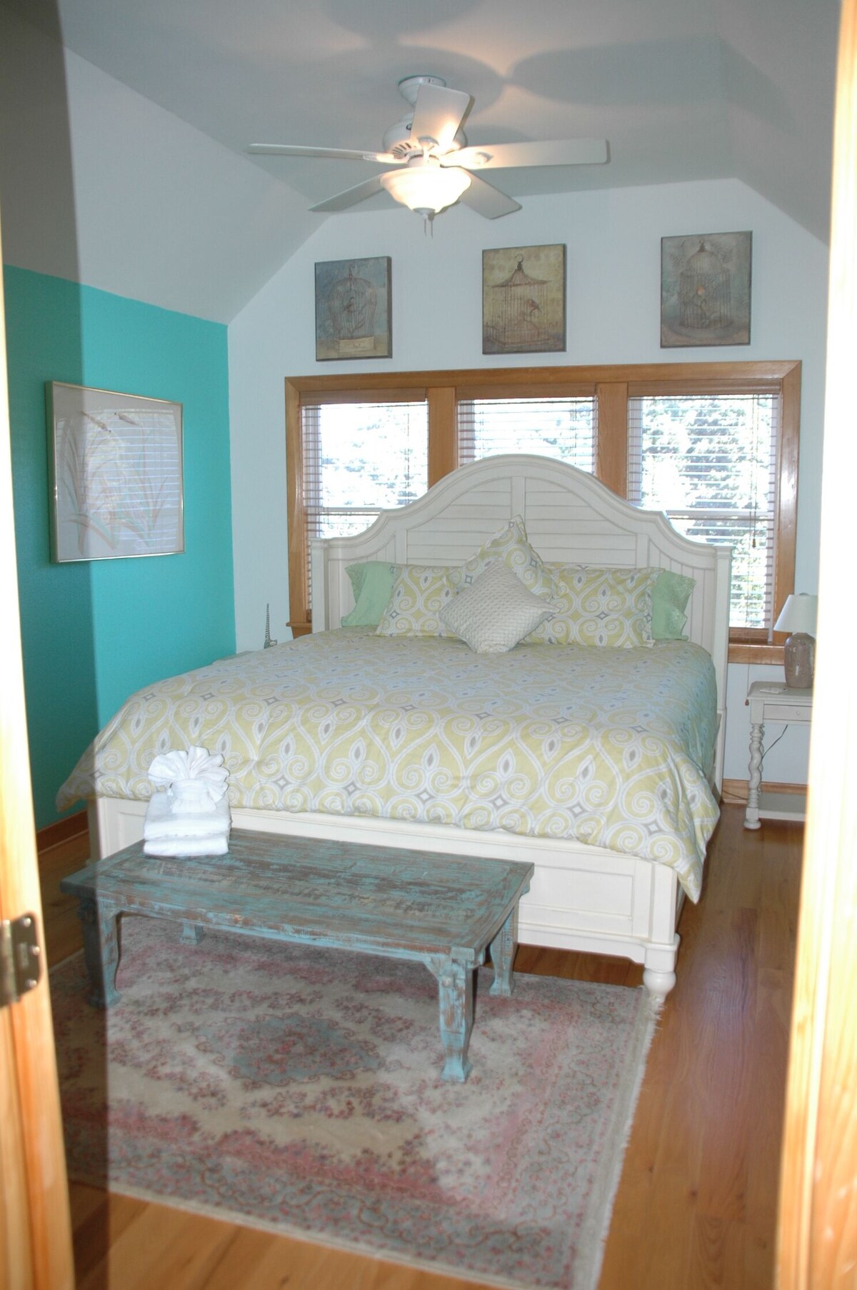 Private, Secluded, Spacious, Short walk to beach, Sound, Ocean View from deck