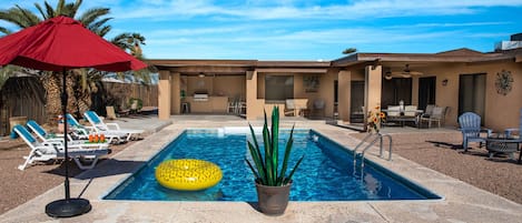 Huge awesome pool that can be heated (guest pays for gas heating used).