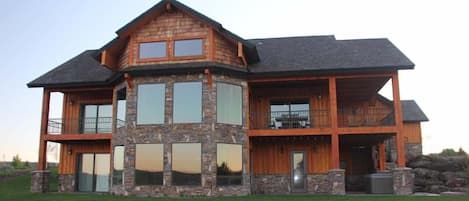 Wildfin Lodge - located on banks of the Snake River.