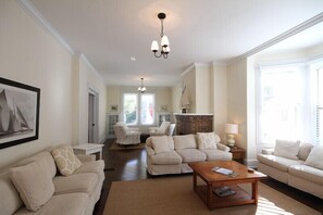 Picture of the very large Living Room with pocket french doors in left corner
