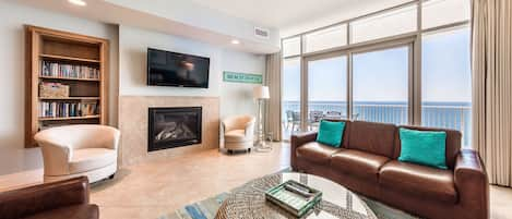 Breathtaking ocean view from the living room!
