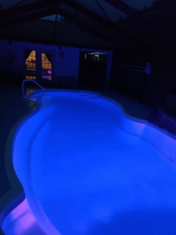 Pool light changes color by itself! 