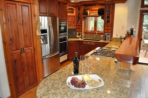 Fully equipped gourmet kitchen, beautiful granite and stainless steel