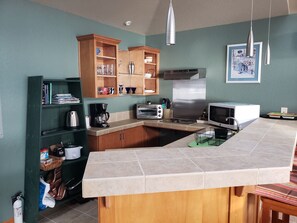 Kitchen and 3 chairs bar seating
