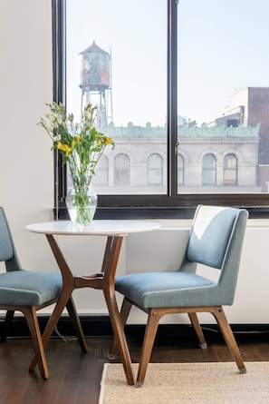 Dining table & chairs with beautiful views. 