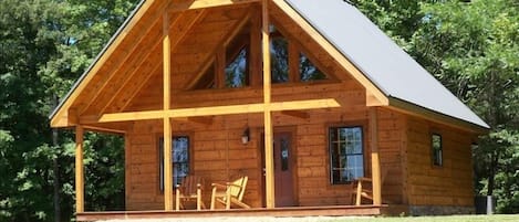 Beautiful Log Cabin on top of the ridge a mile of the highway!