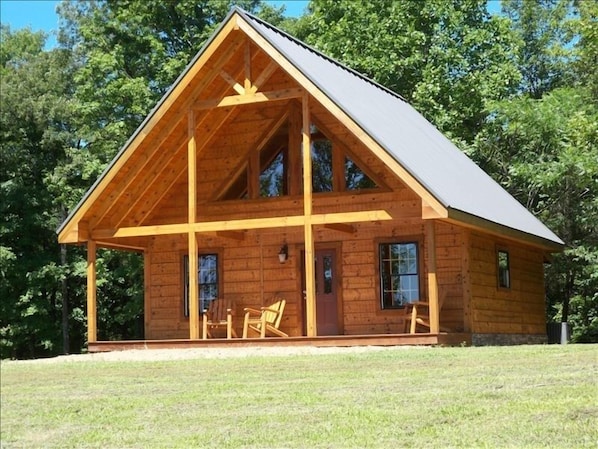 Beautiful Log Cabin on top of the ridge a mile of the highway!