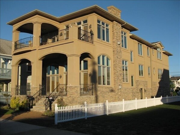 2226 Wesley Ave, 2nd Floor *Gold Coast* Lots of Natural Light-New Built in 2006