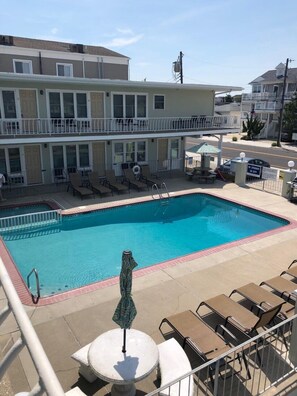 Picture of the pool and condo during the summertime