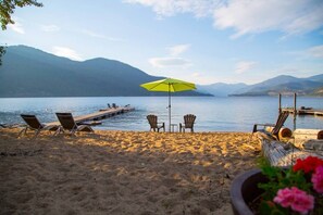 The beach and dock at Zoë's Lighthouse supplied with  comfortable outdoor furniture