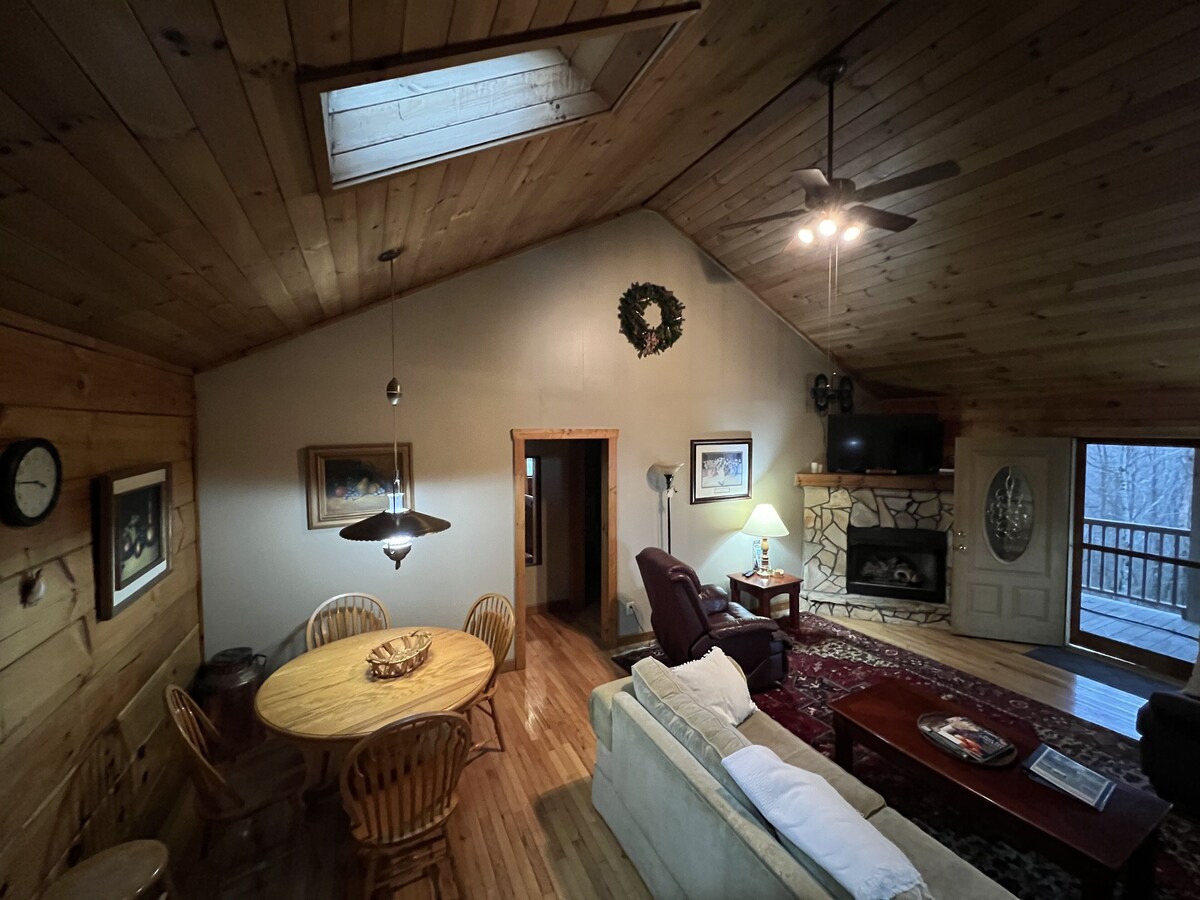 Fox Den is a cozy private log Cabin nestled alongside the Blue Ridge Parkway.
