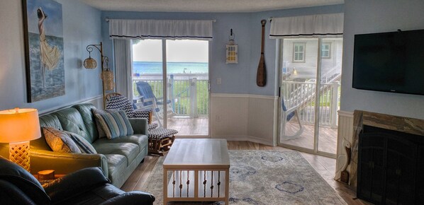 Gorgeous View from the Main Living Room Overlook Ocean and Pool.