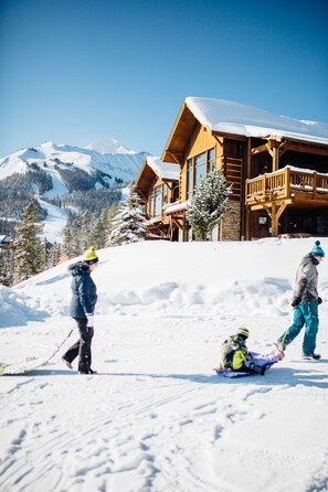 Ski-In & Ski-Out ... with perfect sledding hill ... snow and sleds included