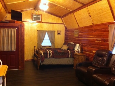 Lovely secluded rustic cabin within waking distance of Rocky Top Winery .