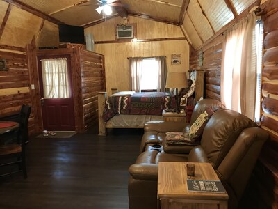 Lovely secluded rustic cabin within waking distance of Rocky Top Winery .