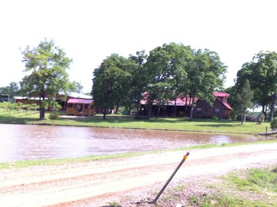 Lovely secluded rustic cabin within waking distance of Rocky Top Winery .