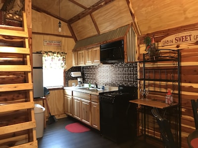 Lovely secluded rustic cabin within waking distance of Rocky Top Winery .