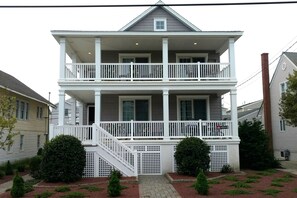 This 5BR / 3BA home is the entire upper floor of this 2 story property