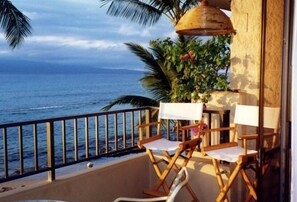 The cozy lanai ... a great place to relax, read, dine & enjoy. (View to right)