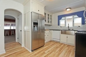 Enjoy this updated kitchen!!