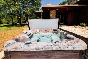 Bañera de hidromasaje al aire libre