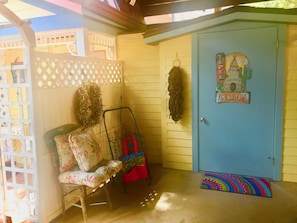 Private Entrance Studio Apartment : Carport /parking