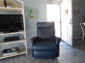 Comfortable swivel/rocker recliner