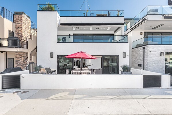 30th Street view of this gorgeous property, 1/2 block from the beach and boardwalk. This listing pertains to the downstairs unit only.
                