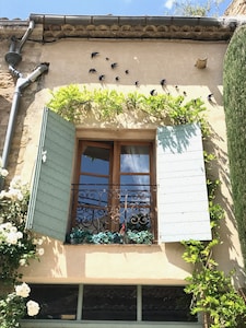 Wandering wisteria, happy swallows and a juliette balcony; a warm welcome.