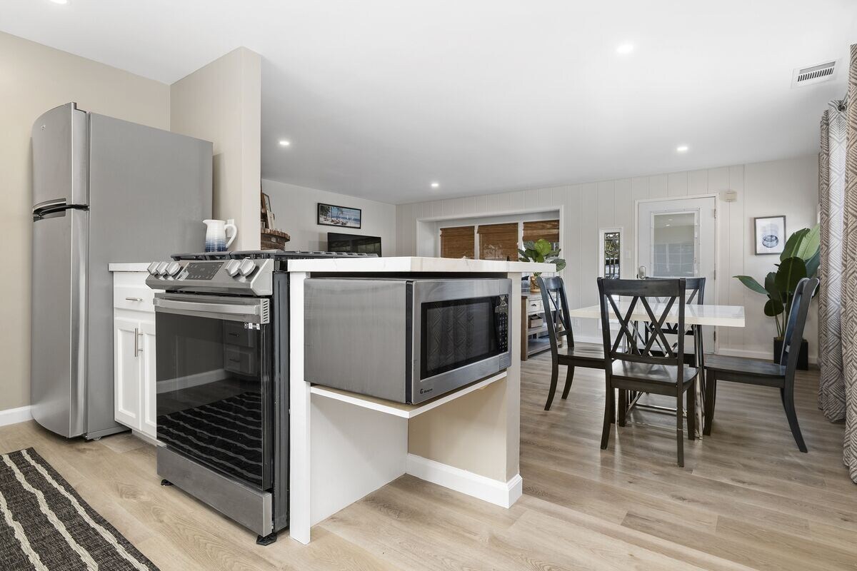 Beautiful Carlsbad 2BD/2BA Beach House with Patio