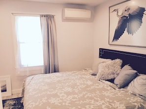 Front Heron Room, King Bed, Brand New A/C with 5G Wifi.