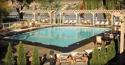 Strand Lakeside Resort Suite