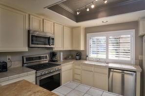 Full Kitchenware With Knifes, cutting boards, Chief Vacation Stay