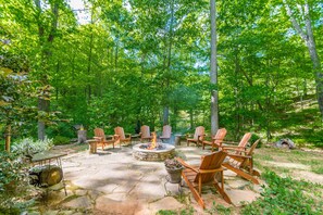 Cozy 🆒 vibe with a fire pit to spark conversation under the 🎆stars. 