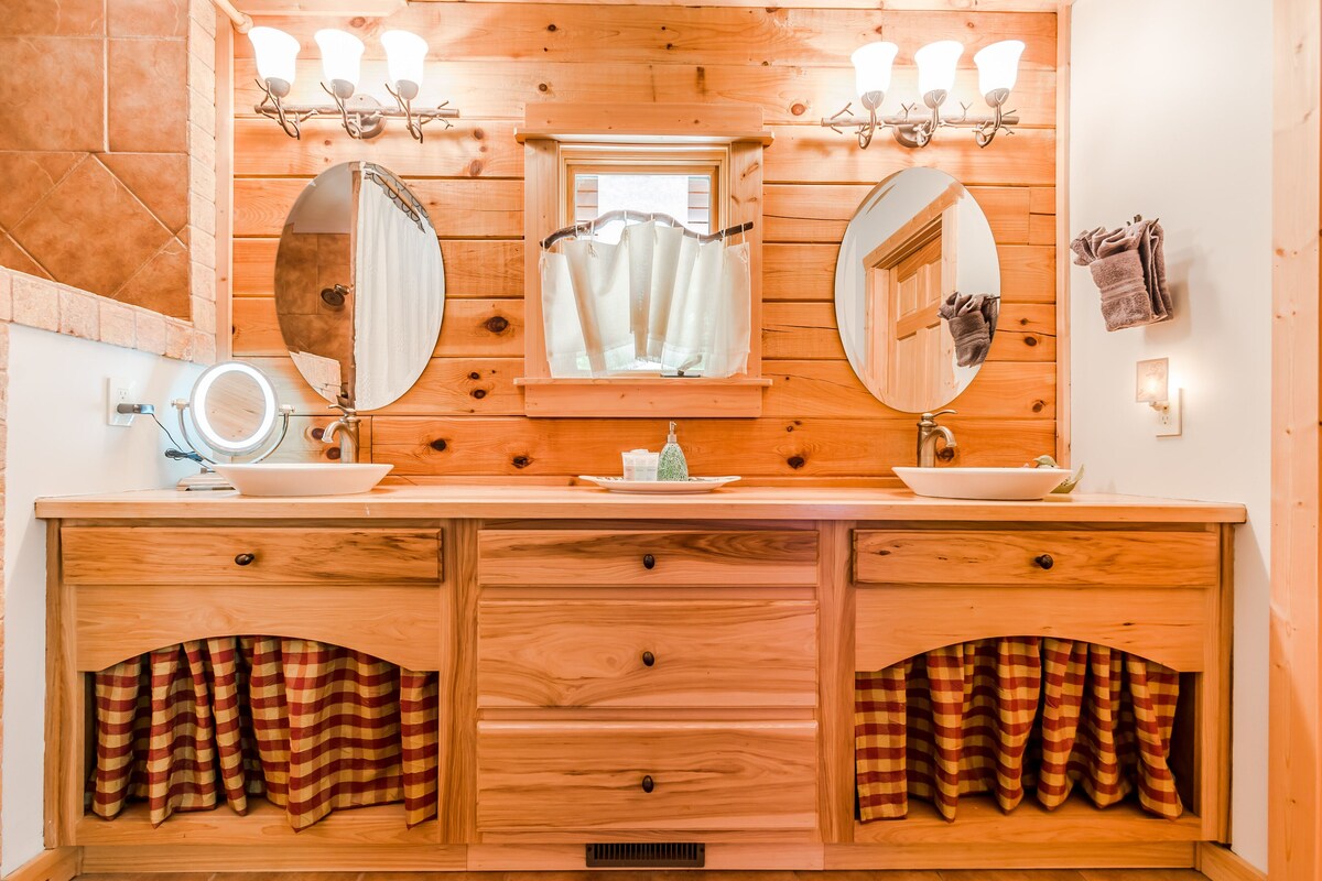 ♨️Hot Tub ️King Bed Fireplace  Wineries Oasis Hike Comfy Fire Pit⛲Pond