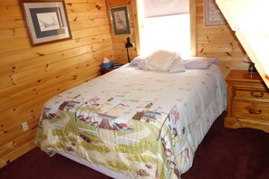 MASTER BED ROOM
QUEEN SIZE BED