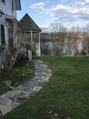 walk way to the front porch