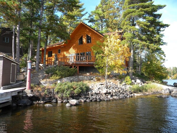 Great room with HDTV & surround sound, fireplace, leather furniture, lake vi