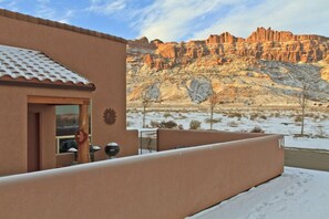 Y-4 patio in winter. Rim views + hot tub.