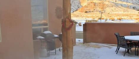 Hot tub with views of the Moab rim in one direction, La Sal Mountains the other.