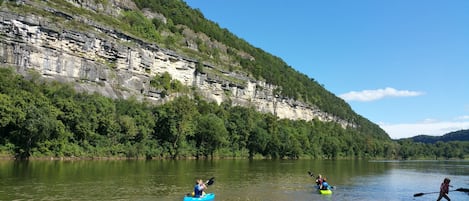 kids kayaking behind the cabin.