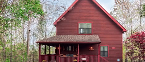 Southern Comfort is just 1/2 a mile off the Parkway in the heart of Pigeon Forge