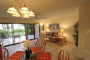 Island Style dinning set & sofa sleeper, AC, Looking towards front lanai & ocean