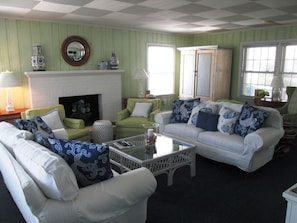 Living room with fireplace and ample seating (10)