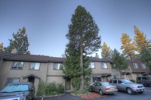 Welcome to Lake Forest Glen 131!