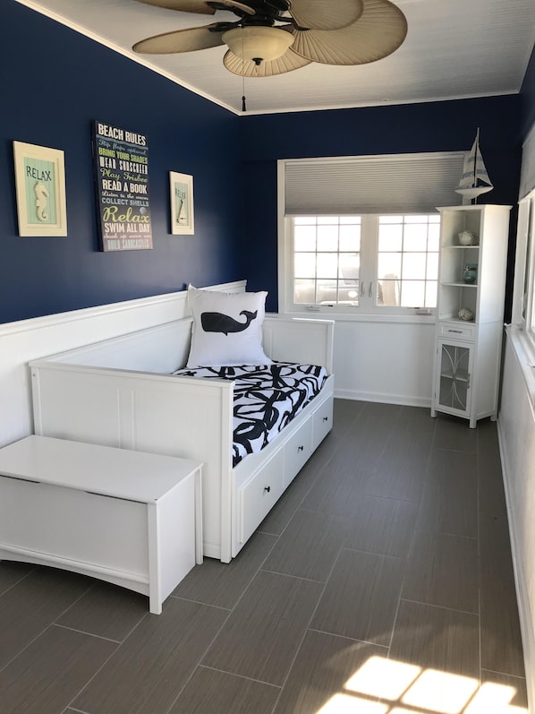 Sunroom-twin daybed with pull out/twin trundle