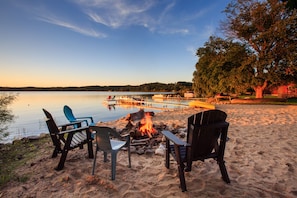 Campfires, paddle boards and sunsets; all you need! (Drew Smith Photography)